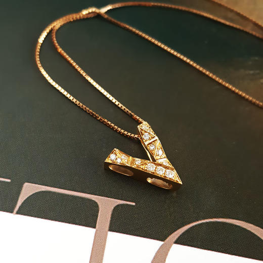 【天然正品】莱绅通灵AU750黄金时尚设计款非你莫属系列0.069克拉钻石吊坠项链46CM女士060925NJS25现售价：2880 商品图2