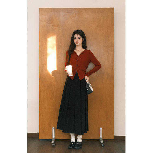 鹿向南「千秋玫瑰」设计感红色V领正肩长袖T恤女初秋修身显瘦上衣 商品图3