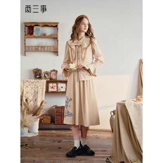 两三事 缃色未央 2025秋冬新款印花贴布绣不对称花边领绑带连衣裙 商品图0