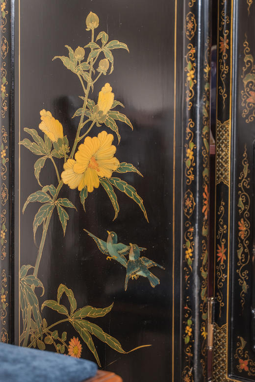 独角鹿西洋古董20世纪中国出品黑漆描金百宝嵌侍女图方角柜 商品图6