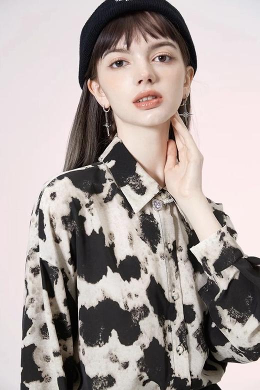 I'M ONE 垂感休闲不规则印花衬衣 17029 商品图1