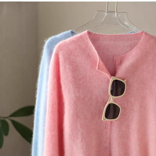 2025新款230g加厚拉绒羊毛羊绒衫剪刀领圆领开衫毛衣女秋冬款！ 商品图1