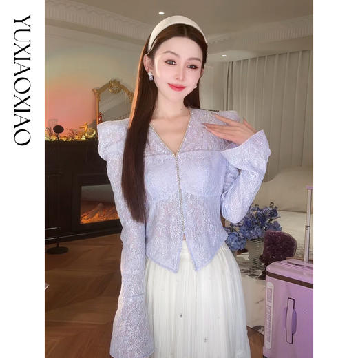 余潇潇【千颂物语】显瘦气质新品弹力蕾丝钻链珍珠V领修身打底衫 商品图0