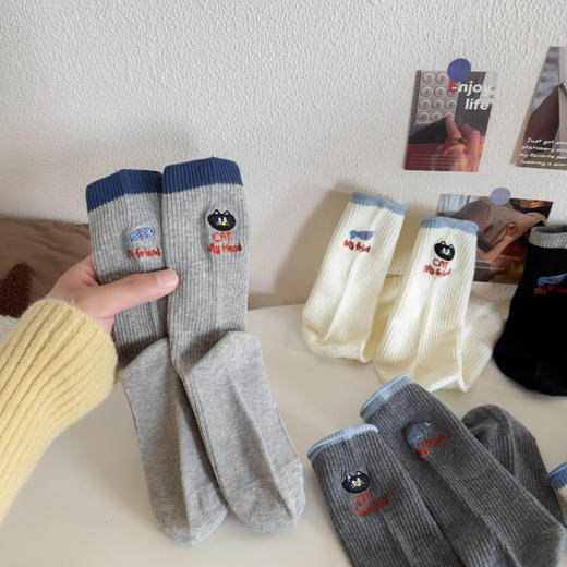 4双一组！2025秋新款后跟猫吃小鱼刺绣女袜中筒袜 双针工艺 黑白灰经典百搭色系棉袜 商品图6