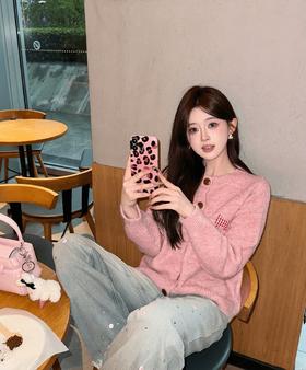 【可爱小狗毛衣开衫】永不过时的经典灰色，把“高级"气质拿捏!三色可穿!浅浅的期待一下秋天，软糯糯的安哥拉纤绒纱线，不易粘毛不易起球且超好打理