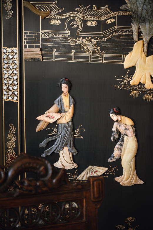 【已售】独角鹿西洋古董20世纪中国出品庭院仕女主题百宝嵌装饰螺钿木胎黑漆描金六曲屏风 商品图5