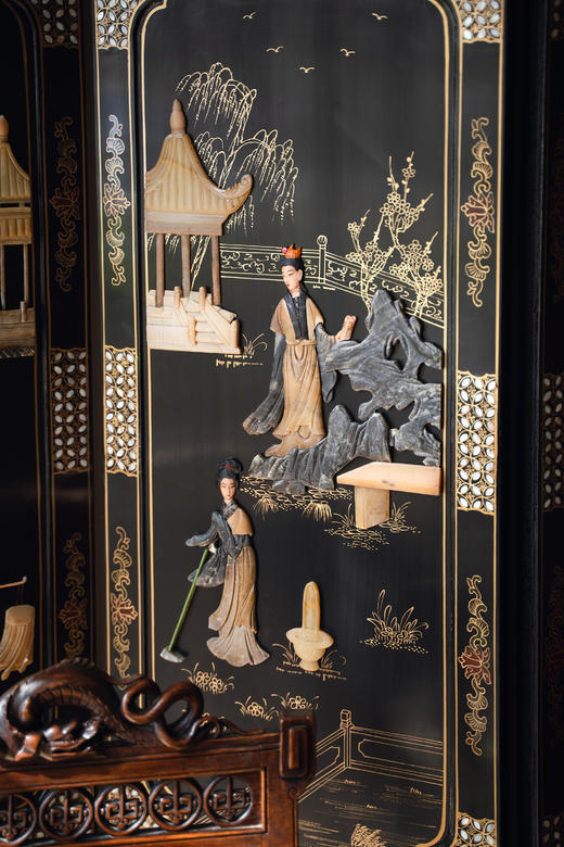 【已售】独角鹿西洋古董20世纪中国出品庭院仕女主题百宝嵌装饰螺钿木胎黑漆描金六曲屏风 商品图4