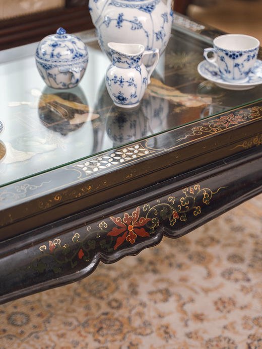 独角鹿西洋古董20世纪中国出品庭院仕女抚琴主题寿山石及螺钿镶嵌黑漆描金矮桌几 商品图5