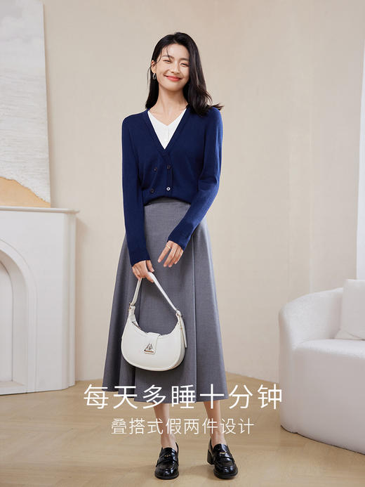 【五折购】熙世界假两件V领条纹针织衫女2024秋秋宽松叠穿软糯毛衣长袖上衣 商品图2