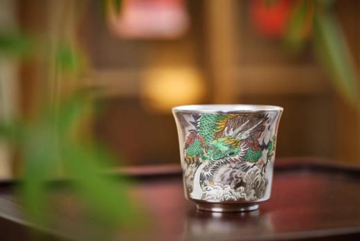【鎏银外镀  银杯】银做的却很少，非常特别。 内部以瓷器为基调，鎏银外镀，用了99足银来制作，杯身是由珐琅和粉彩工艺绘制的纹理，复古又贵气。 古典有韵味，还带有中式的朴素典雅! 商品图2