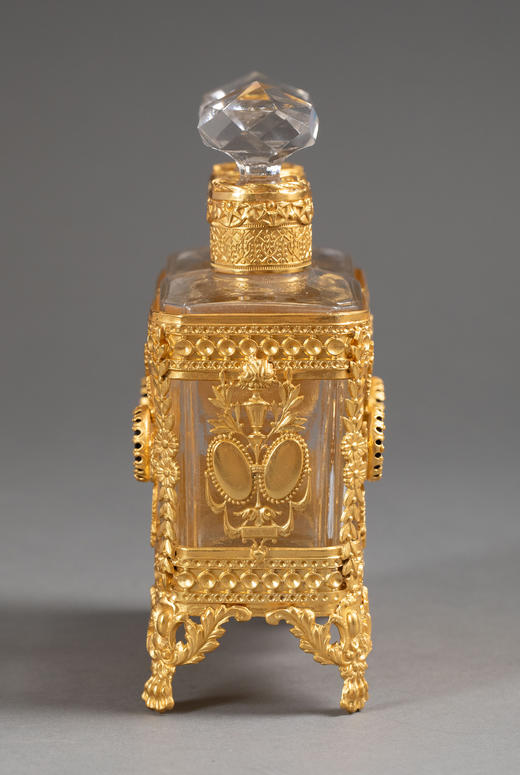 独角鹿西洋古董19世纪末法国出品花卉卷叶纹铜鎏金精雕镶嵌古典女子肖像主题卡梅奥装饰水晶香水瓶一对 商品图3