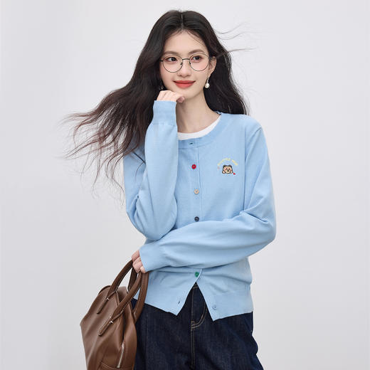 【专属特价】熙世界2025年秋季新款圆领针织开衫女长袖学院风卡通刺绣软糯上衣 商品图4
