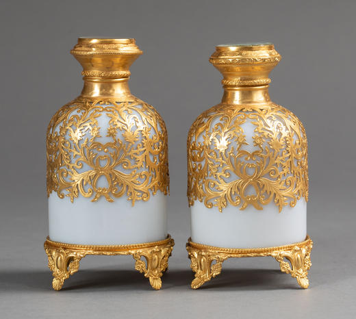 独角鹿西洋古董1830-1850年代法国出品古典风景主题细密画瓶盖装饰卷叶纹铜鎏金精雕嵌乳白色欧泊水晶香水瓶一对 商品图0