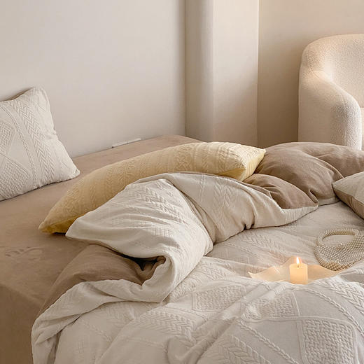 【水洗棉格纹双拼四件套】 雕花绒四件套良品冬季牛奶毛绒套件加厚烂花保暖提花床品 商品图2