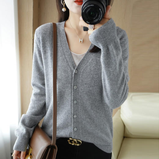 奥伊米初秋女士新款纯色简约百搭优雅气质V领针织开衫NJR1902 商品图3