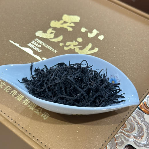 中秋新品｜中国红茶【正山小种】桐木原产/地理好茶/传统工艺/纯正松烟香桂圆味/地域特色明显/汤色橙红透亮/滋味醇厚生津～礼赠办公商务自用皆宜！规格：126g/罐*2罐*1提 新老包装随机 商品图4