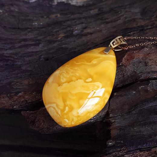 【天然正品】AU750玫瑰金镶天然水滴造型鸡油黄蜜蜡吊坠项链链长：45CM（长度可调节）女士120925NJM09现售价：2380 商品图3