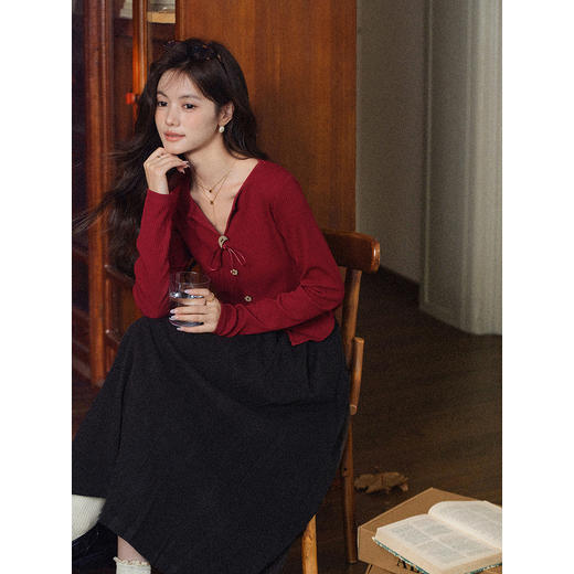 鹿向南「千秋玫瑰」设计感红色V领正肩长袖T恤女初秋修身显瘦上衣 商品图1