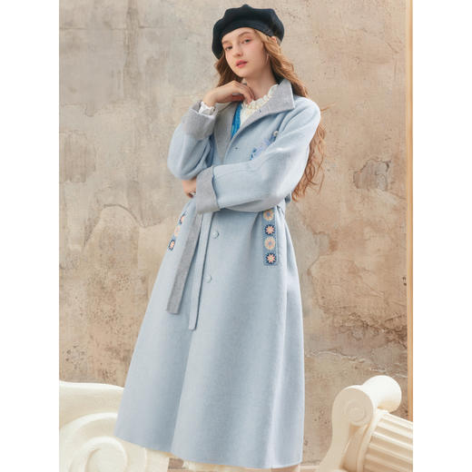 【暖冬内购】两三事 蓝屿浮光 2025秋冬新款刺绣章仔钩花边口袋绑带毛呢外套女 商品图2