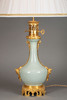 独角鹿西洋古董19世纪法国出品铜鎏金精雕底座嵌自然花环主题豆青釉瓷瓶装饰布面百褶灯罩台灯一对 商品缩略图2