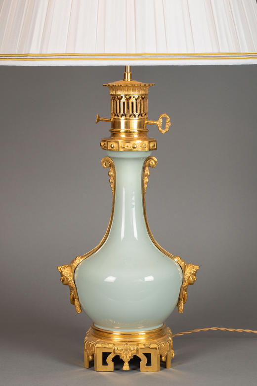 独角鹿西洋古董19世纪法国出品铜鎏金精雕底座嵌自然花环主题豆青釉瓷瓶装饰布面百褶灯罩台灯一对 商品图2