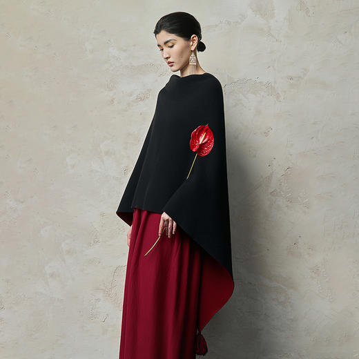 【林栖设计小店】（现货）山茶知雾系列绵羊毛毛织披肩上衣双面穿多色气质保暖2025秋冬新款斗篷女2953023 商品图9