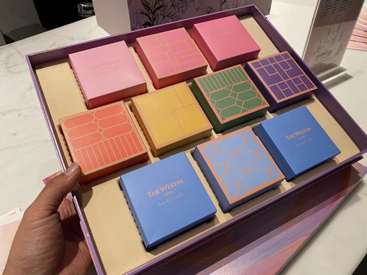 烟台市最顶的五星级酒店！是最！没有之一！

烟台威斯汀酒店。今年的礼盒月饼。 商品图5