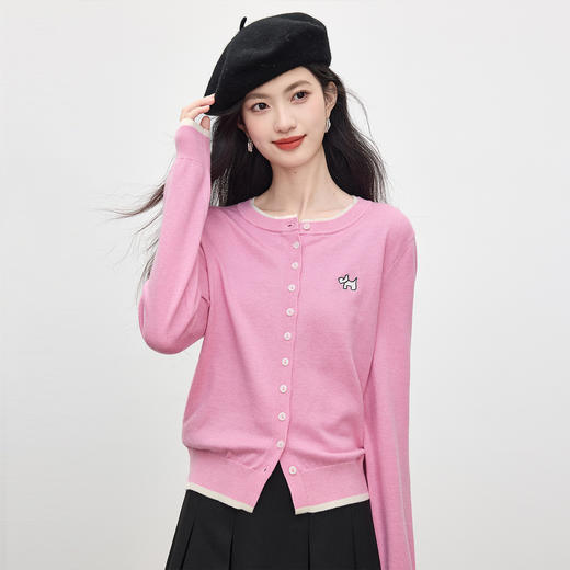 【五折购】熙世界假两件粉色针织衫女2025新款开秋穿搭刺绣减龄圆领开衫上衣 商品图3