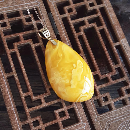 【天然正品】AU750玫瑰金镶天然水滴造型鸡油黄蜜蜡吊坠项链链长：45CM（长度可调节）女士120925NJM09现售价：2380 商品图5