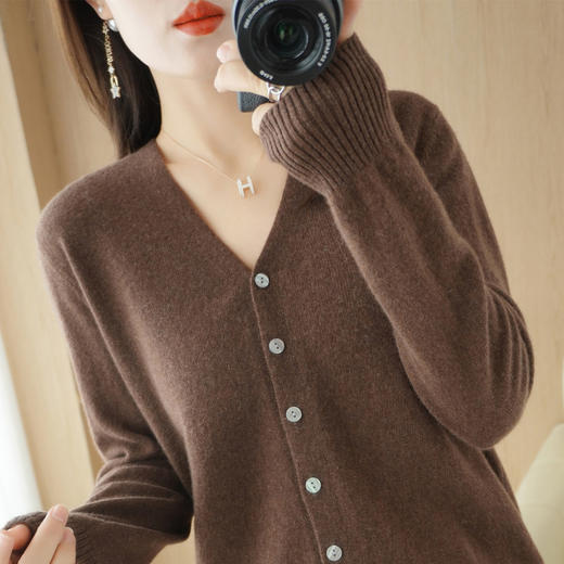 奥伊米初秋女士新款纯色简约百搭优雅气质V领针织开衫NJR1902 商品图2