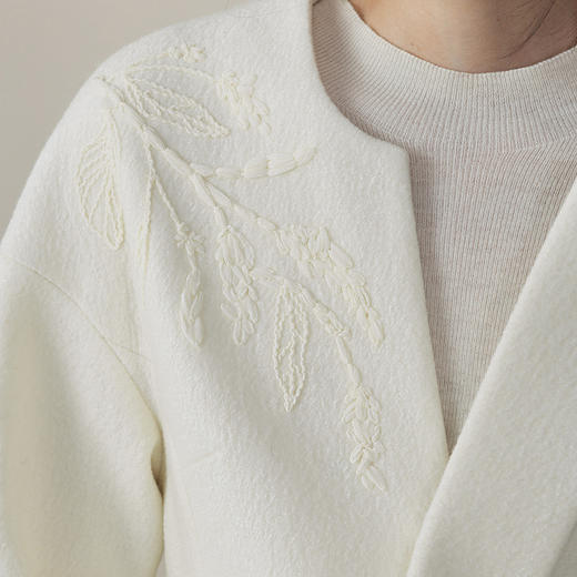 【林栖设计小店】山茶知雾系列绵羊毛外套盘带绣钩花优雅百搭宽松2025秋冬新款短款上衣女1953059 商品图6