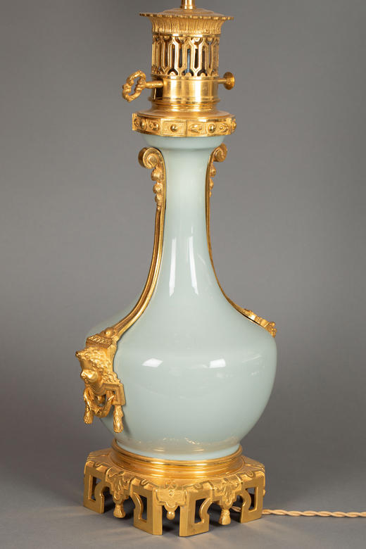 独角鹿西洋古董19世纪法国出品铜鎏金精雕底座嵌自然花环主题豆青釉瓷瓶装饰布面百褶灯罩台灯一对 商品图3