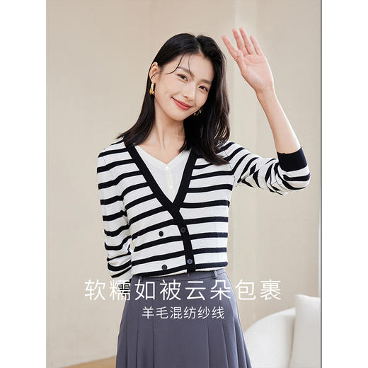 【五折购】熙世界假两件V领条纹针织衫女2024秋秋宽松叠穿软糯毛衣长袖上衣 商品图1