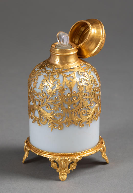 独角鹿西洋古董1830-1850年代法国出品古典风景主题细密画瓶盖装饰卷叶纹铜鎏金精雕嵌乳白色欧泊水晶香水瓶一对 商品图3