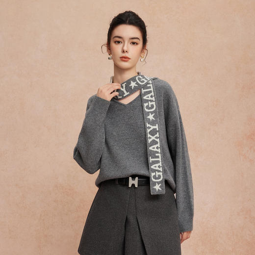 QG633斯尔丽25新款宽松显瘦时尚保暖设计感强字母围巾百搭羊毛衫 商品图5