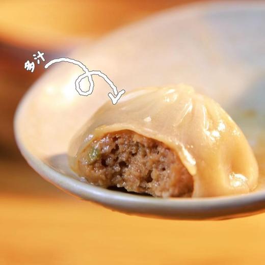【金陵灌汤包】采用优质小麦粉制成柔韧的面皮儿， 馅料选用新鲜黑猪后腿肉， 再由老母鸡和猪蹄膀熬制鲜美汤汁。 皮薄肉多，馅料紧实而鲜香无需解冻，上锅蒸8分钟即可，香味浓郁，好一口地道的老南京味 商品图5