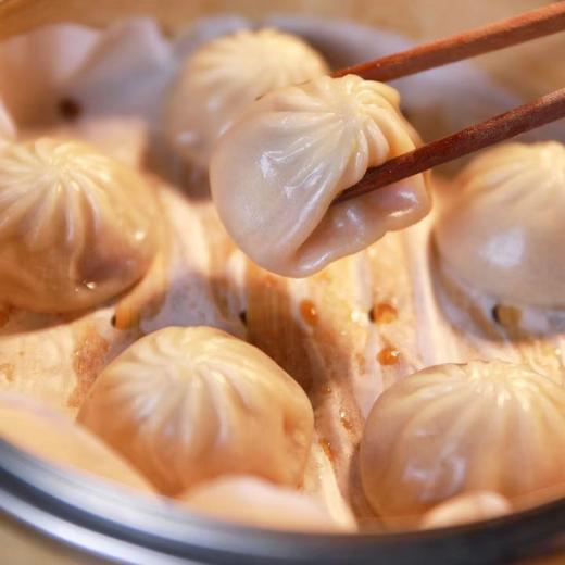 【金陵灌汤包】采用优质小麦粉制成柔韧的面皮儿， 馅料选用新鲜黑猪后腿肉， 再由老母鸡和猪蹄膀熬制鲜美汤汁。 皮薄肉多，馅料紧实而鲜香无需解冻，上锅蒸8分钟即可，香味浓郁，好一口地道的老南京味 商品图0