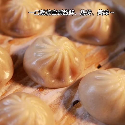 【金陵灌汤包】采用优质小麦粉制成柔韧的面皮儿， 馅料选用新鲜黑猪后腿肉， 再由老母鸡和猪蹄膀熬制鲜美汤汁。 皮薄肉多，馅料紧实而鲜香无需解冻，上锅蒸8分钟即可，香味浓郁，好一口地道的老南京味 商品图2