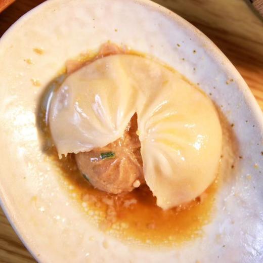 【金陵灌汤包】采用优质小麦粉制成柔韧的面皮儿， 馅料选用新鲜黑猪后腿肉， 再由老母鸡和猪蹄膀熬制鲜美汤汁。 皮薄肉多，馅料紧实而鲜香无需解冻，上锅蒸8分钟即可，香味浓郁，好一口地道的老南京味 商品图4