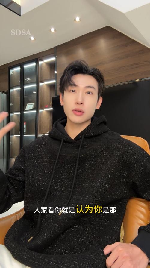 WY1075SDSA男士秋冬新款痞帅男装纯色满天星格子抽绳连帽卫衣百搭高街 商品图0