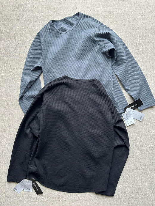 原单正品 Goldwin秋季SOLOTEX华夫格抗菌速干防晒长袖T恤，男女同款，颜色：黑色 灰色
尺码：M～XXL
原价1100 商品图1