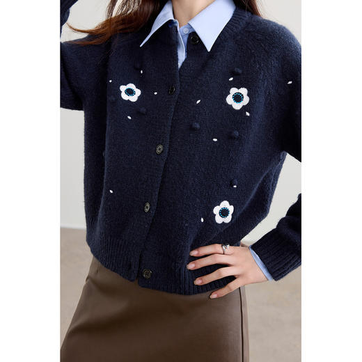 【内购】【双色花】优雅通勤圆领单排扣毛球花朵绣花弹力珊瑚绒开衫毛衣-W54EB3517 商品图1