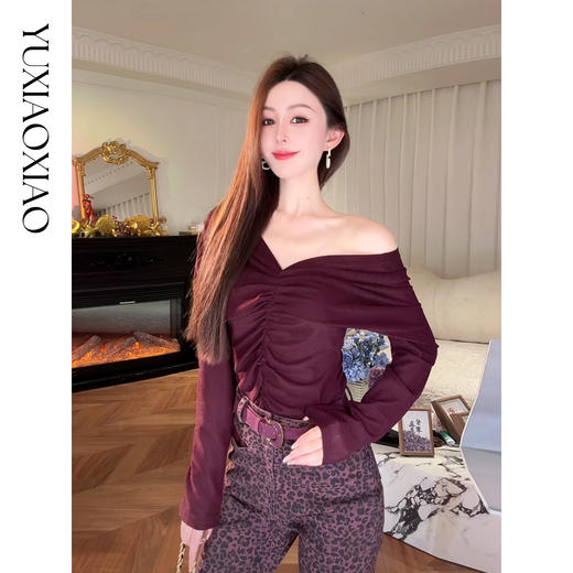 余潇潇【冷幽千金】时髦亮丝弹力层次立体捏褶收腰V领修身针织衫 商品图0