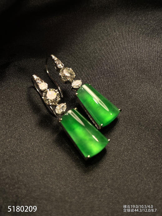 玻璃种艳绿无事牌耳坠【5180209】具体价格微信咨询 商品图2