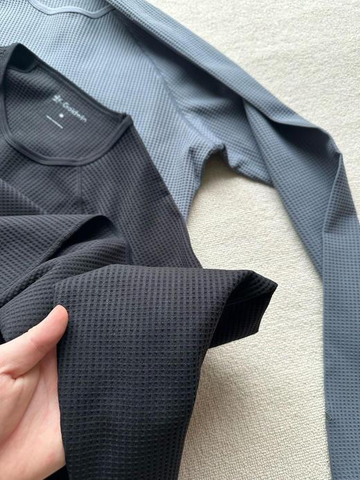 原单正品 Goldwin秋季SOLOTEX华夫格抗菌速干防晒长袖T恤，男女同款，颜色：黑色 灰色
尺码：M～XXL
原价1100 商品图4