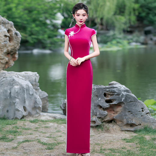 YD-4503走秀旗袍2025新款高端大气形体礼仪旗袍复古修身舞台珍珠丝绒玫红 商品图0