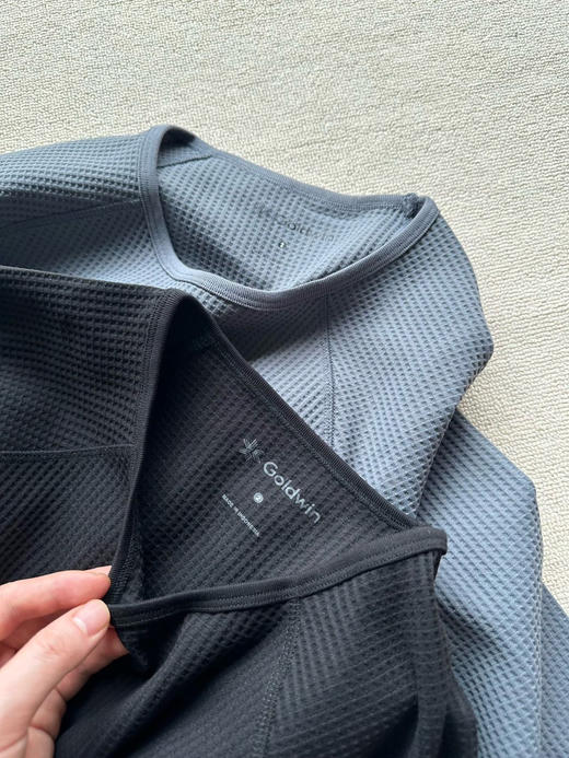 原单正品 Goldwin秋季SOLOTEX华夫格抗菌速干防晒长袖T恤，男女同款，颜色：黑色 灰色
尺码：M～XXL
原价1100 商品图2