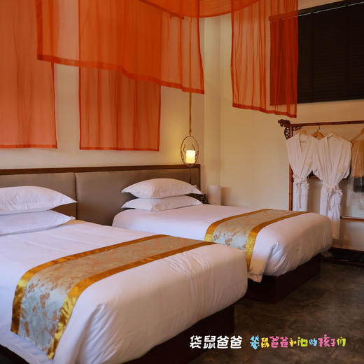 【袋鼠爸爸去哪儿丨蓝田白鹿原影视城王府客栈】客栈位于白鹿原影视城内核心位置，传统关中院落，由中式四合院建筑、城墙和民居院子三部分组成，步行可达滋水县城小吃街、白鹿村及《二虎守长安》等，适合一家老小游玩 商品图3