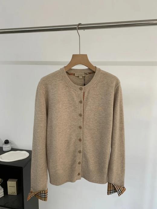 软糯~bur|战马 25秋冬精仿羊毛梭织经典格纹撞色圆领开衫！定制刻磨纽扣＋胸口刺绣学院风女针织外套 商品图4