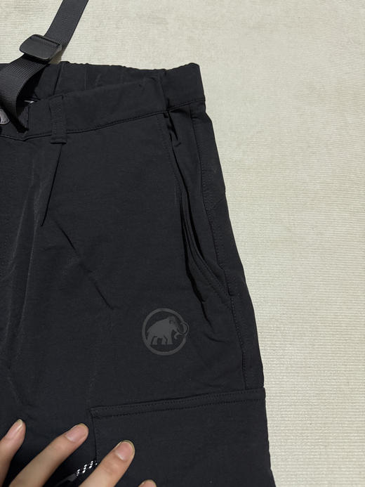 原单正品猛犸象Mammut户外工装长裤，多口袋设计防泼水面料，轻薄透气 四向弹力，两侧大口袋带拉链，后部也有拉链袋，腰围可调节 配套腰带 适合户外徒步登山场景

尺码S-XXL 黑色 绿色 商品图3